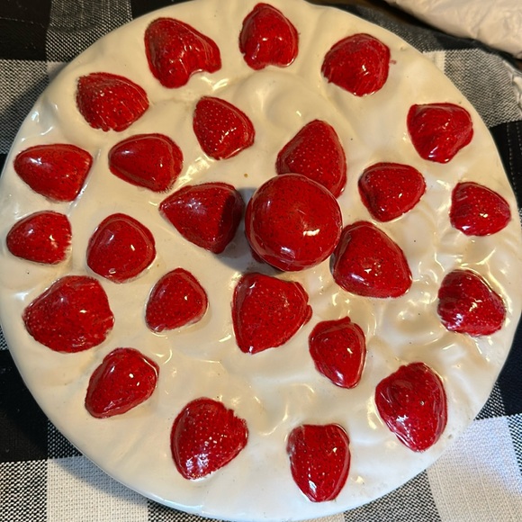 🍰♥️🍓 Vintage Strawberry Ceramic Pie Plate lid (1979) - Picture 1 of 3